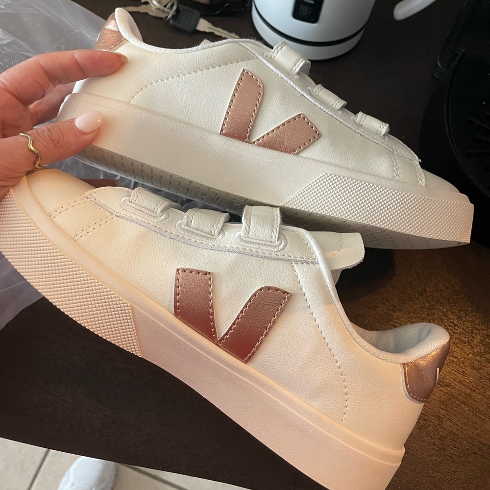 Vejas with top Velcro straps.